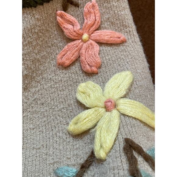 See and Be Seen Array of Flowers Embroidered Tan Sweater Medium - Picture 8 of 11